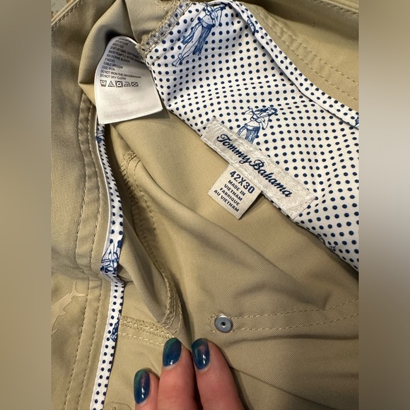 Tommy Bahama 42 x 30 men’s khaki casual pants. Super soft and super trendy.!! - Picture 4 of 5